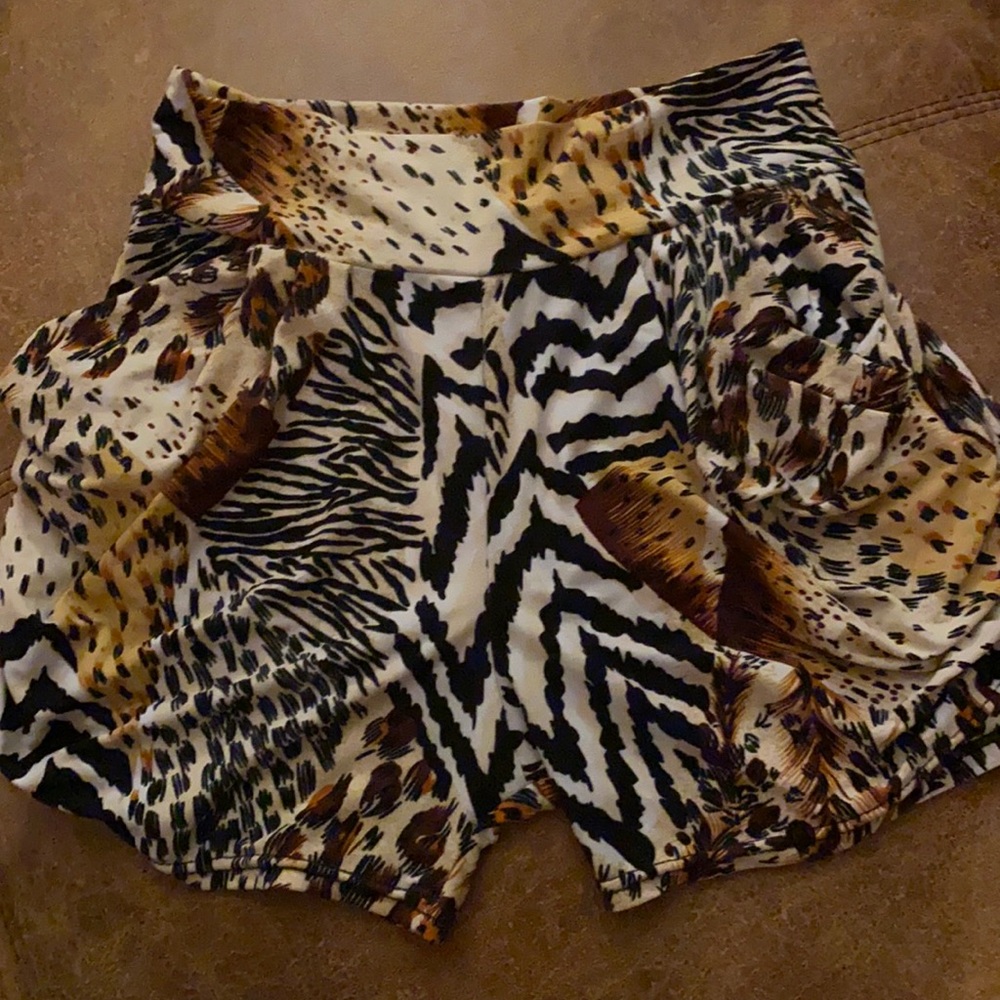 Poly/spandex blend. Size S/M …. Banded waist … slouch pockets ….animal print